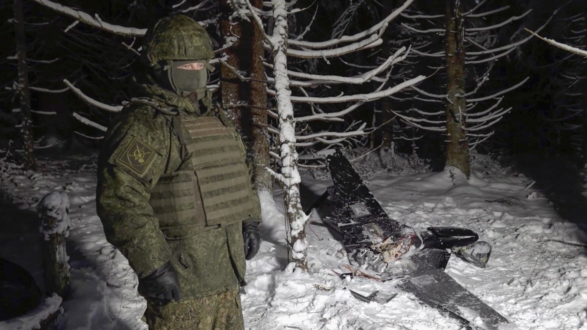 Restos de un dron derribado, presuntamente durante un intento de ataque contra la residencia oficial del presidente ruso, Vladimir Putin, en la región noroccidental de Nóvgorod.