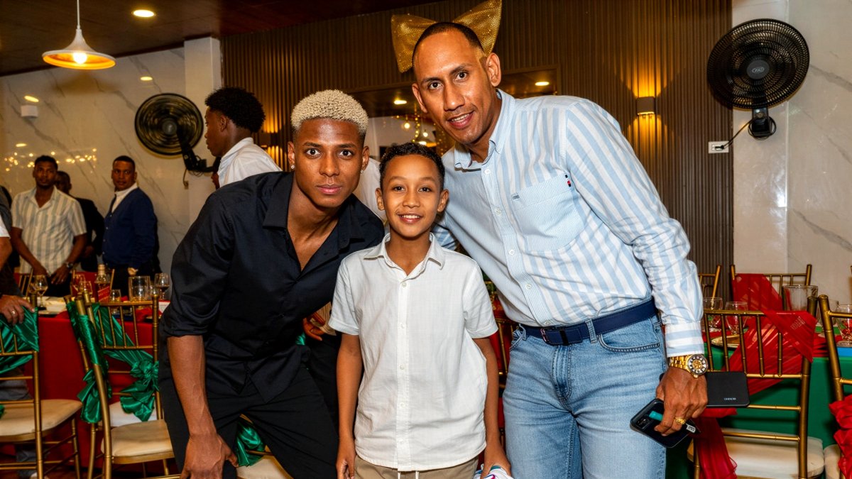 Nilson Angulo (i), jugador ecuatoriano que milita en el Anderlecht de Bélgica, durante la cena fin de año en Quinindé compartió con varios juveniles esmeraldeños.