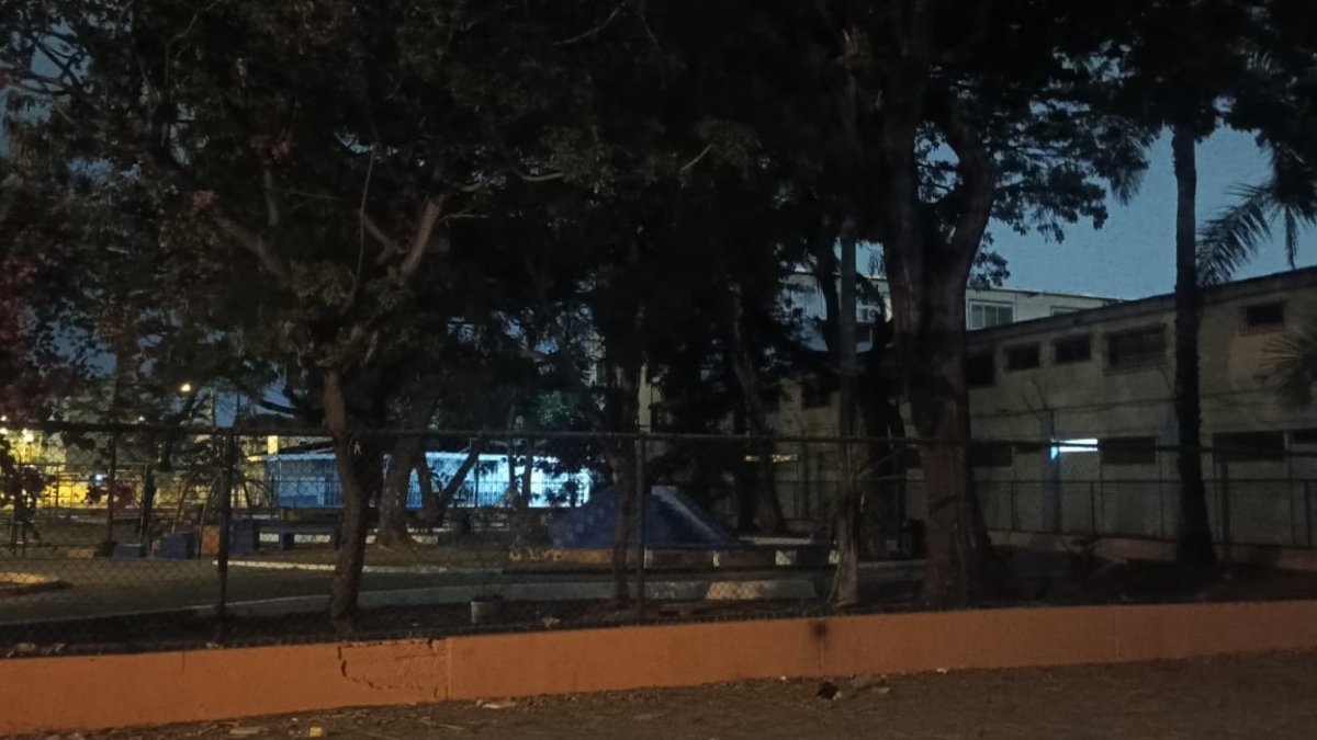 Los moradores piden más iluminación en parque en exteriores de unidad educativa.