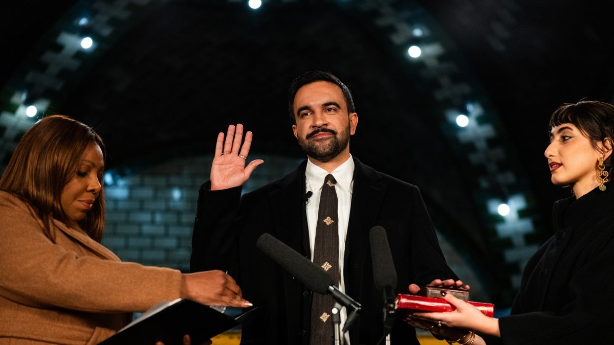 El nuevo alcalde de Nueva York, Zohran Mamdani (c), jura su cargo este jueves 1 de enero de 2026.