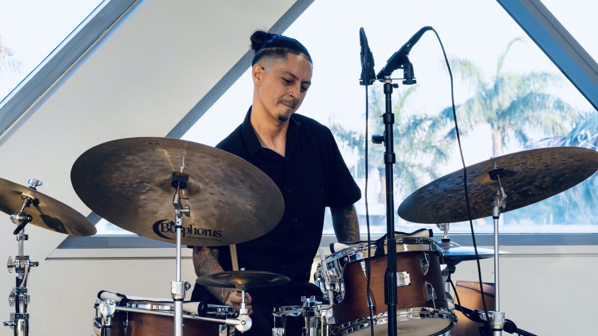 El baterista quiteño Juan ha tocado para artistas y proyectos de diferentes estilos.