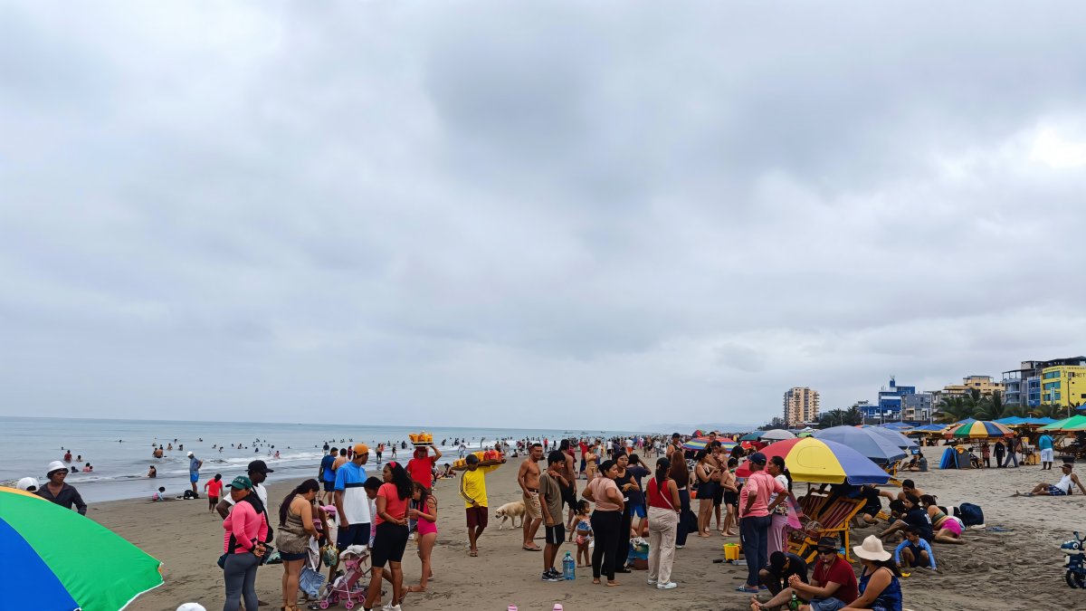 Esmeraldas. Más de 40 mil visitantes recibió Atacames hasta el mediodía de ayer.