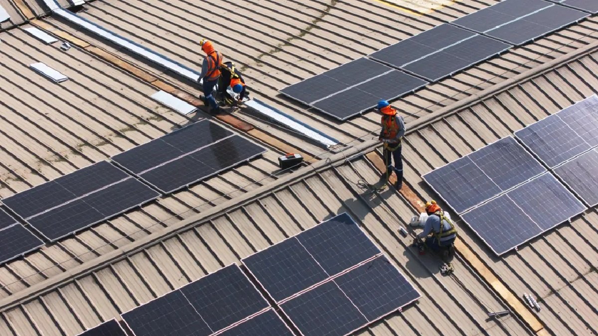 La planta solar provee de energía eléctrica limpia a tres almacenes, ubicados en el sur de Lima.