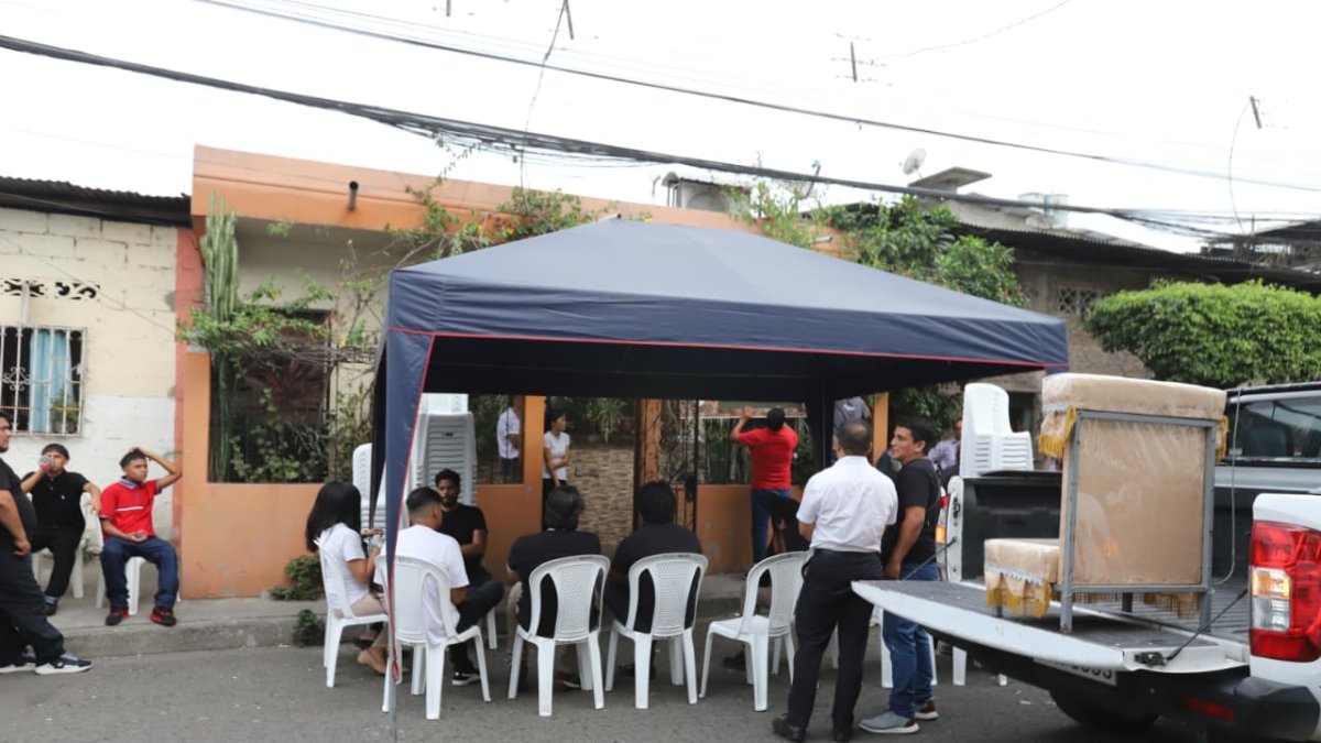 Familiares de Víctor Estrada durante el velorio en Guayaquil, tras el trágico ataque.