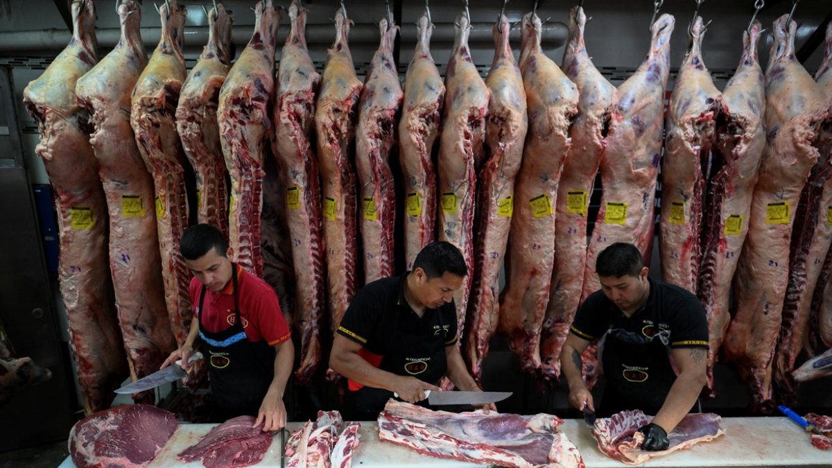 Los trabajadores cortan carne en el frigorífico H&H de Buenos Aires el 5 de diciembre de 2025.