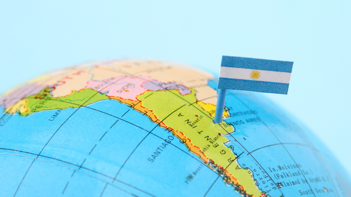 Los trabajadores cortan carne en el frigorífico H&H de Buenos Aires el 5 de diciembre de 2025.