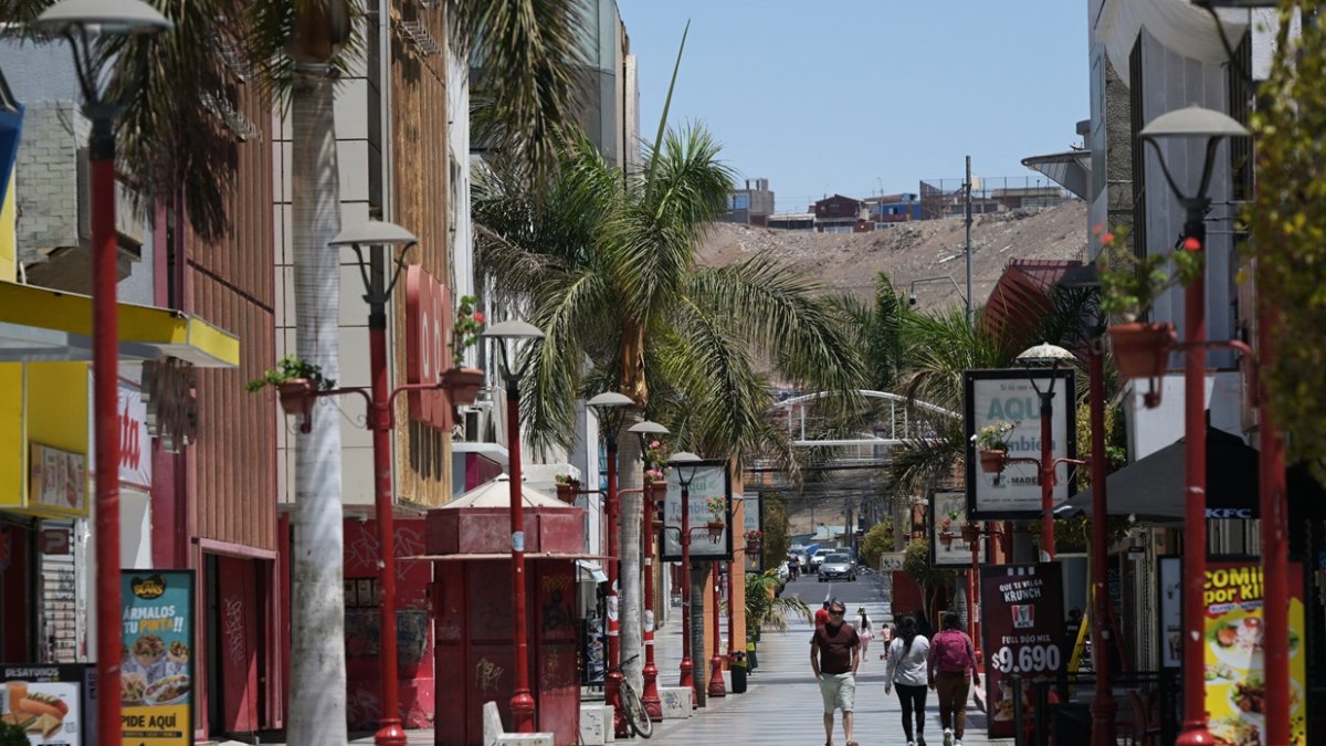 Fotografía de referencia, transeúntes en las calles de la ciudad de Arica.