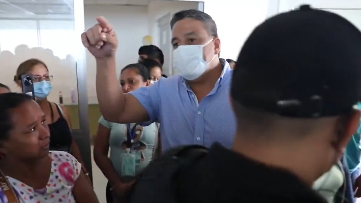 Arévalo, visiblemente indignado por señalamientos de que el hospital estaba 