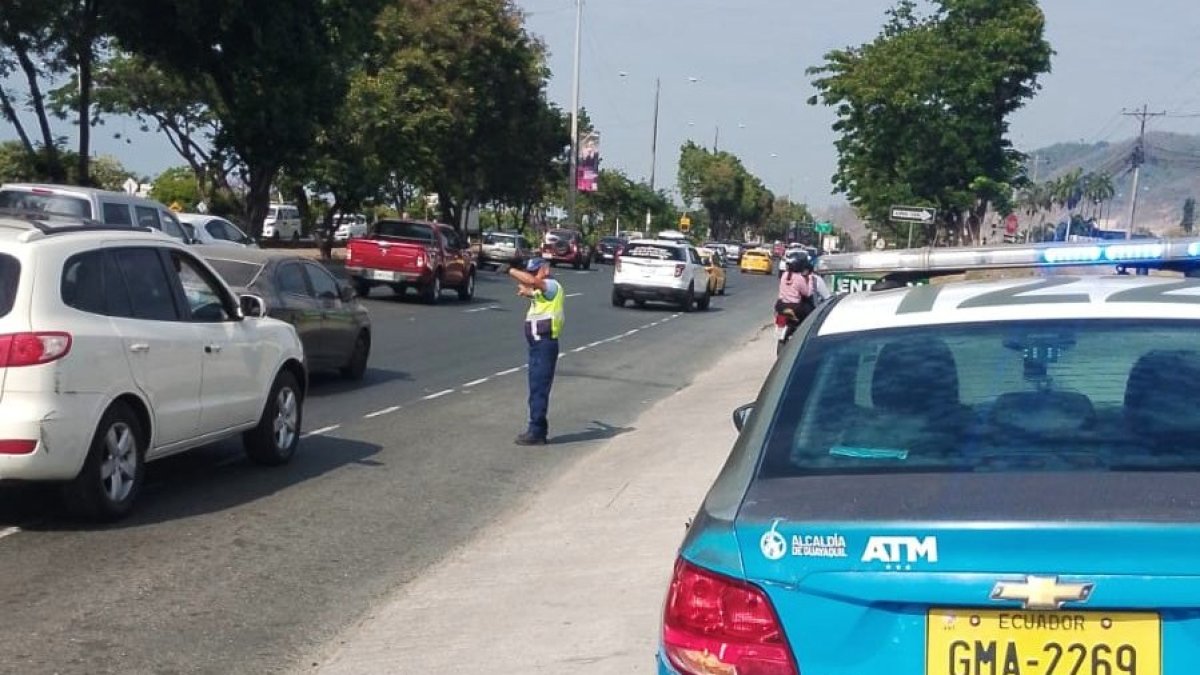 Uniformados de la Agencia de Tránsito y Movilidad (ATM) intentaron dirigir a los conductores en vía a la costa, que estuvo saturada.