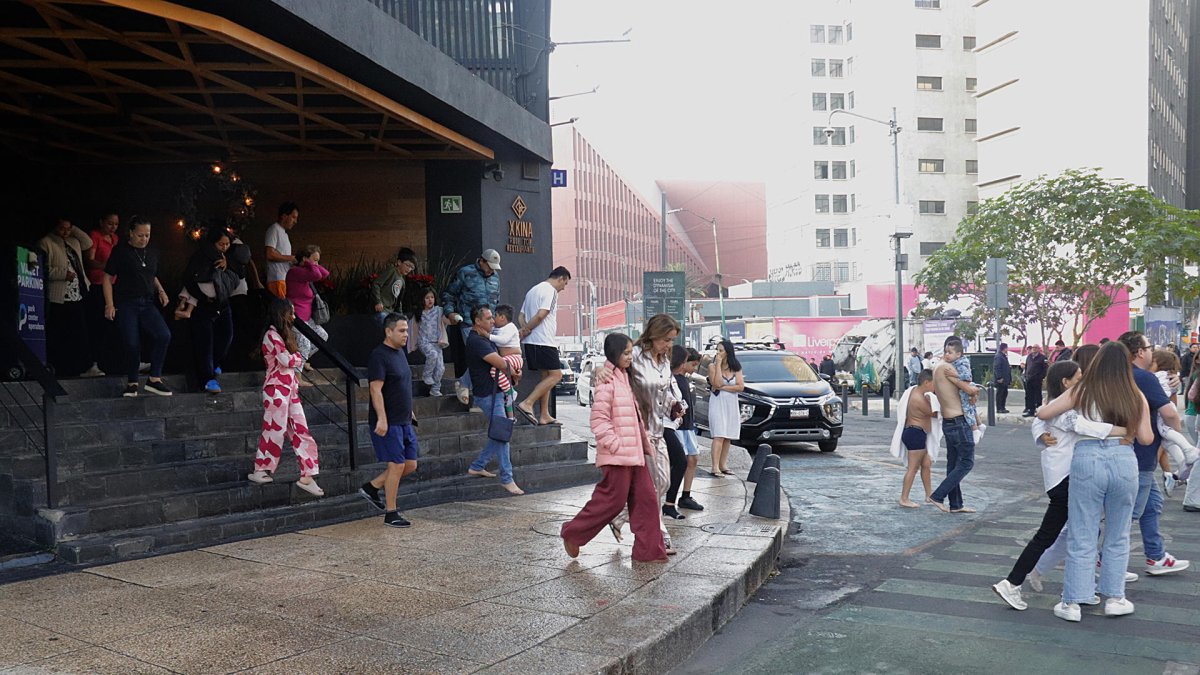 Personas salen a la calle tras un sismo este viernes, en Ciudad de México (México).