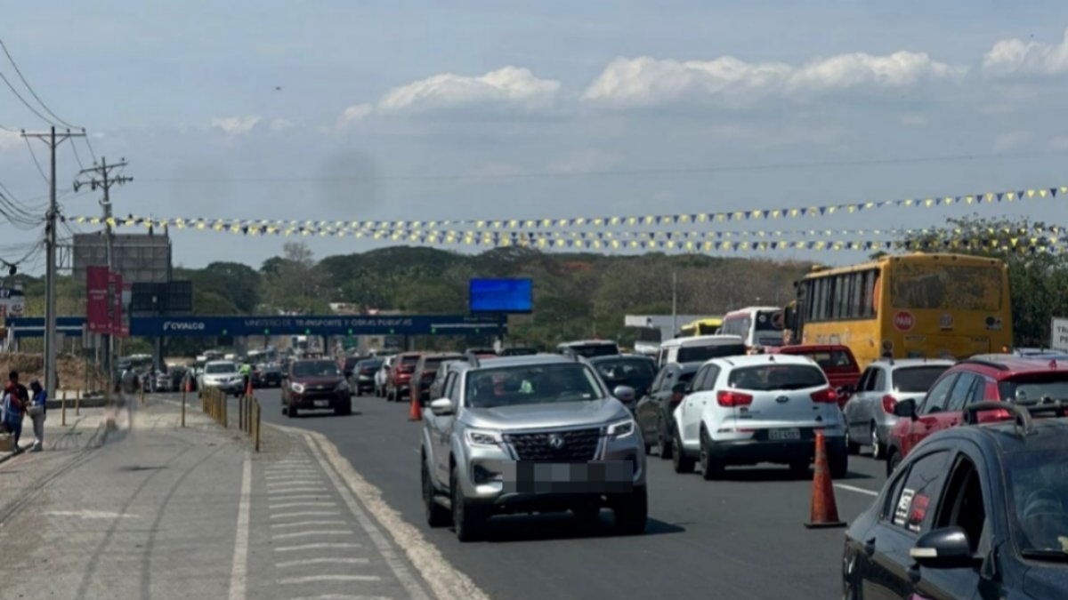 Largas filas de vehículos se formaron este 2 de enero en vía a la costa, con los ciudadanos intentando viajar a las playas.