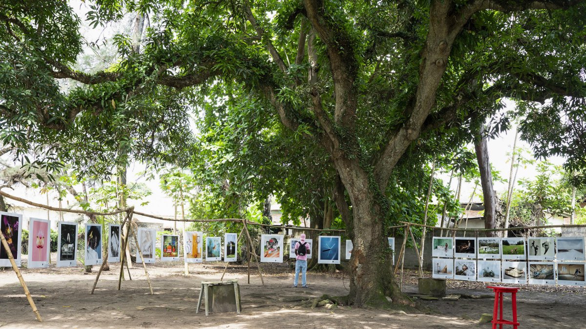 Cómo ser Fotógrafa (CSF) presentó este sábado en Grand-Bassam, Costa de Marfil, una exposición comisariada por la fotógrafa y curadora madrileña Marta Soul.