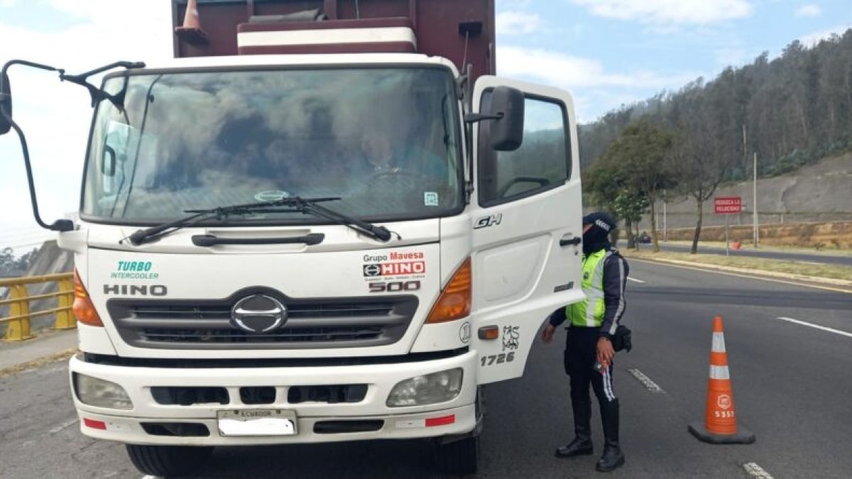 Entre las 06:00 y las 10:00 el transporte pesado no puede circular por la Ruta Viva y Simón Bolívar.