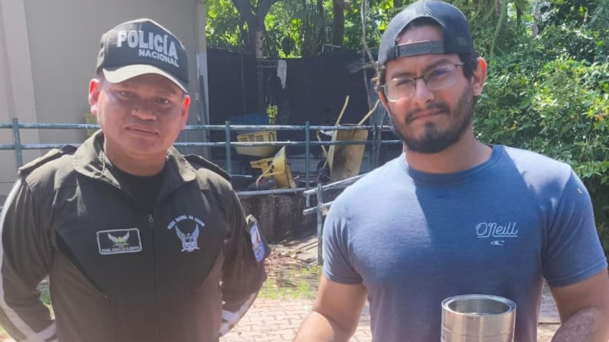 La serpiente es joven y pequeña,