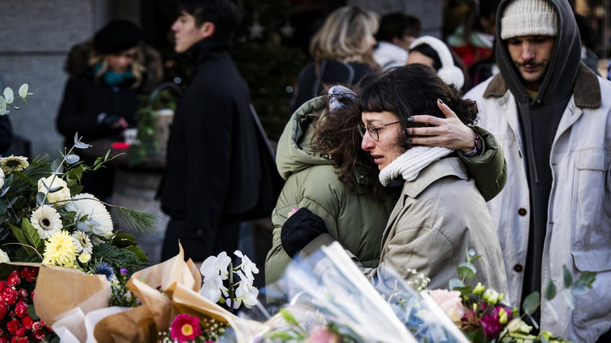 Ciudadanos rinden homenaje a las víctimas del incendio de Nochevieja en la estación de esquí suiza de Crans Montana.