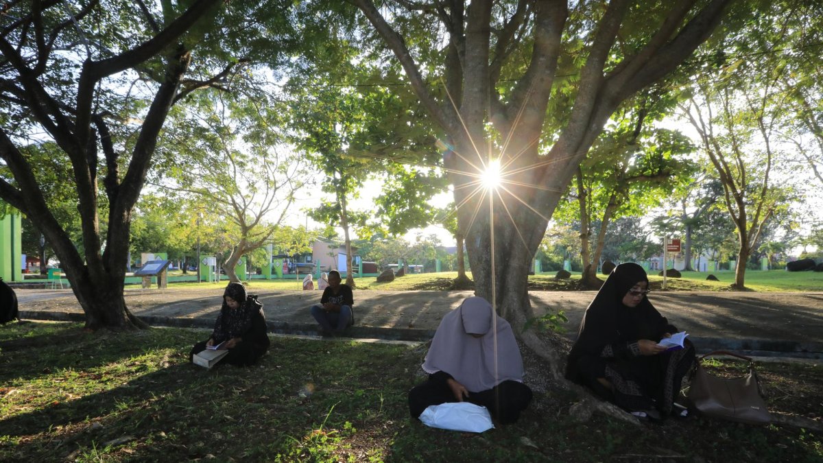 Fotografía de archivo que muestra a mujeres orando en Aceh, la provincia indonesia que aplica la ley islámica.