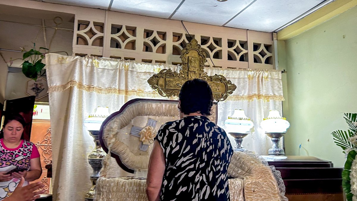 Los restos del profesor Víctor Hugo Estrada Jara fueron velados en casa de sus padres.