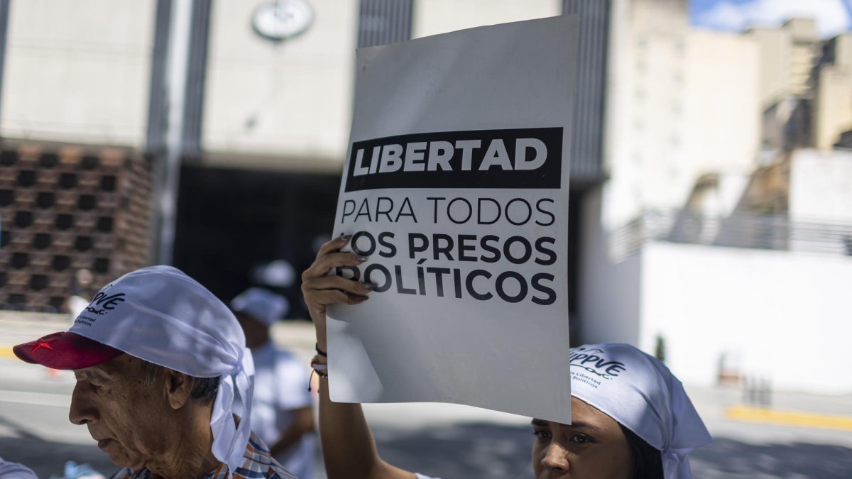 Una persona sostiene un cartel durante una manifestación para exigir la liberación de los presos políticos en Venezuela.