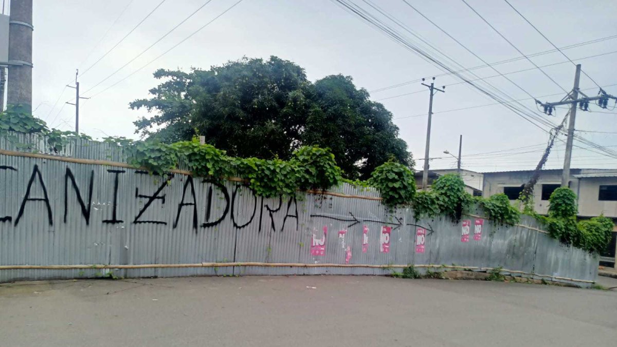 Un cerramiento metálico bordea los paralizados trabajos del Parque Lineal.