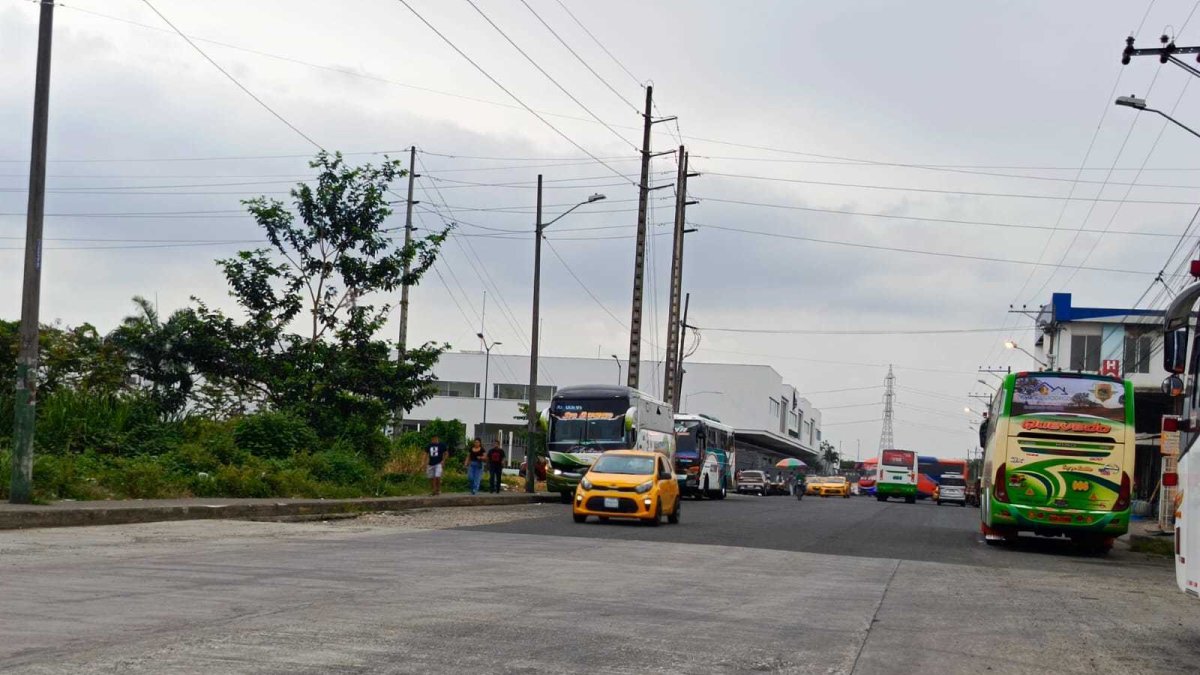 La avenida San Rafael, en Quevedo, se ha vuelto insegura para peatones y conductores.