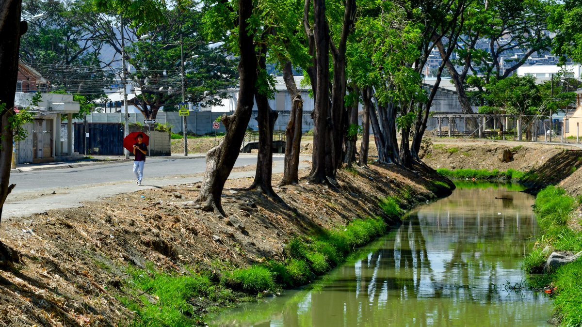 Este espacio, que delimita a Urdenor 1 de la sexta etapa de La Alborada, combina una deficiente infraestructura peatonal y contaminación. Se pide habilitar un terreno municipal.