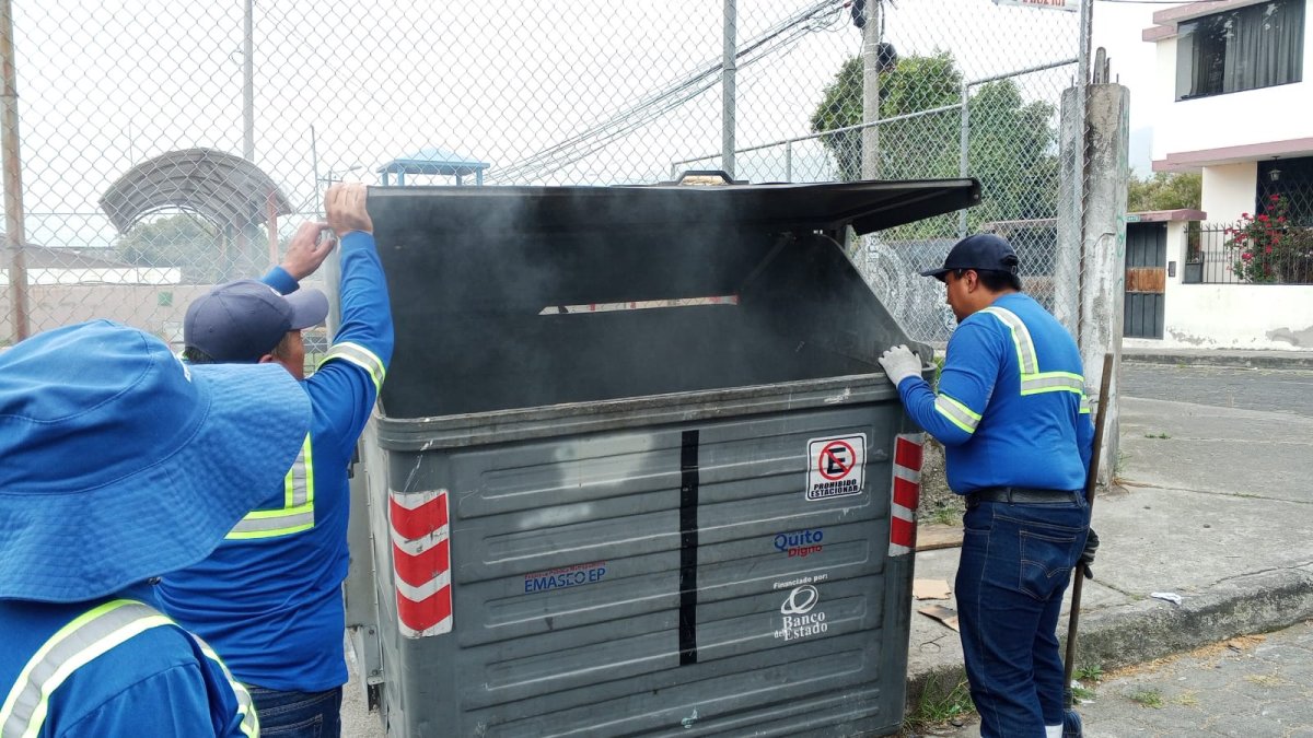 Personal de Emaseo trabajó para retirar los escombros y apagar los contenedores incendiados.