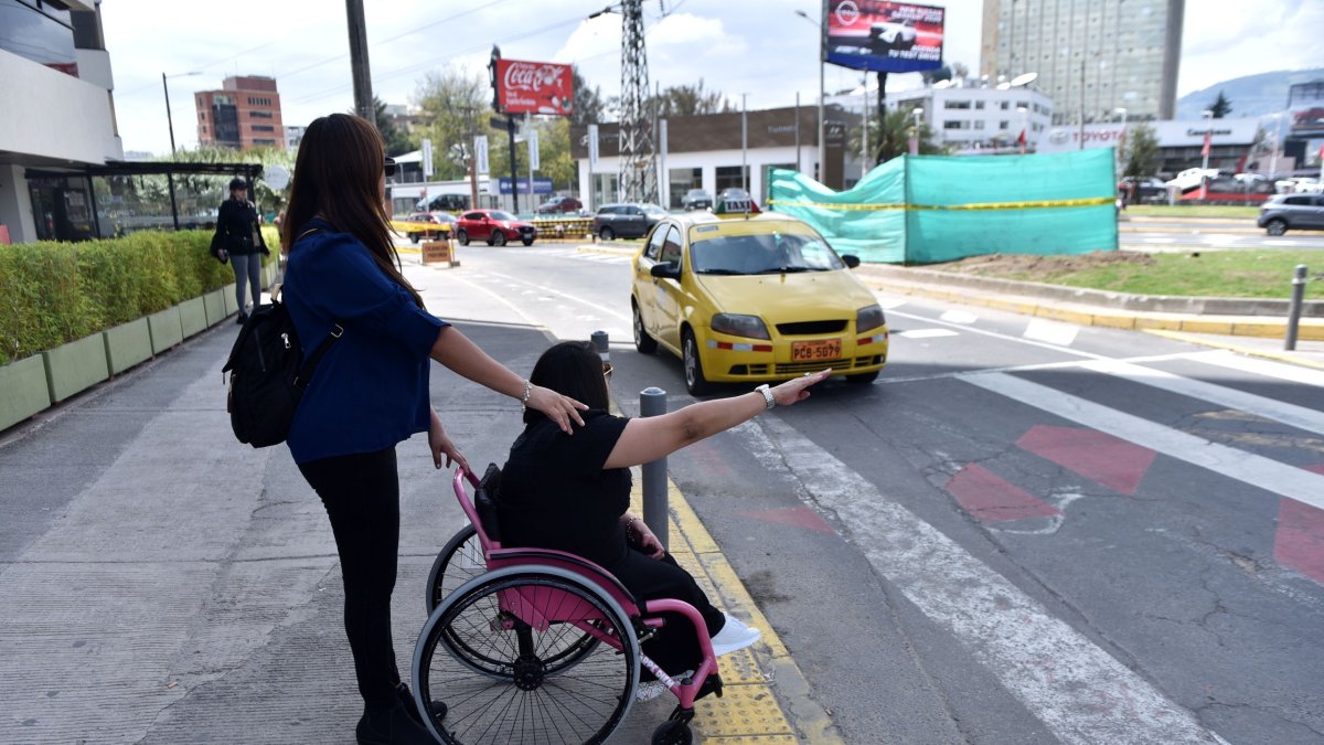 Personas con discapacidad aseguran que los taxis no se detienen para llevarlas. Por ello deben ocultar sus limitaciones para que les paren.