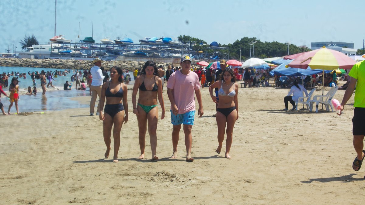 Turistas disfrutan de las playas de Santa Elena durante el feriado de inicio de año.