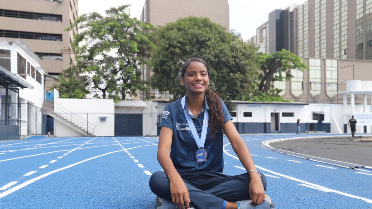 La atleta Nicole Cañola posa sonriente sobre la remodelada pista de atletismo Emilio Estrada Ycaza, en el centro de Guayaquil, donde entrena de lunes a sábado.