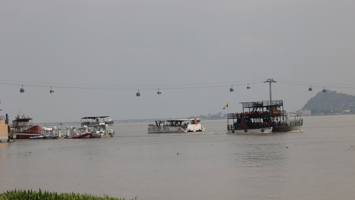 En el río Guayas hay embarcaciones que ofrecen paseos a turistas, pero no hay una opción que permita movilizarse a la ciudadanía entre cantones vecinos.