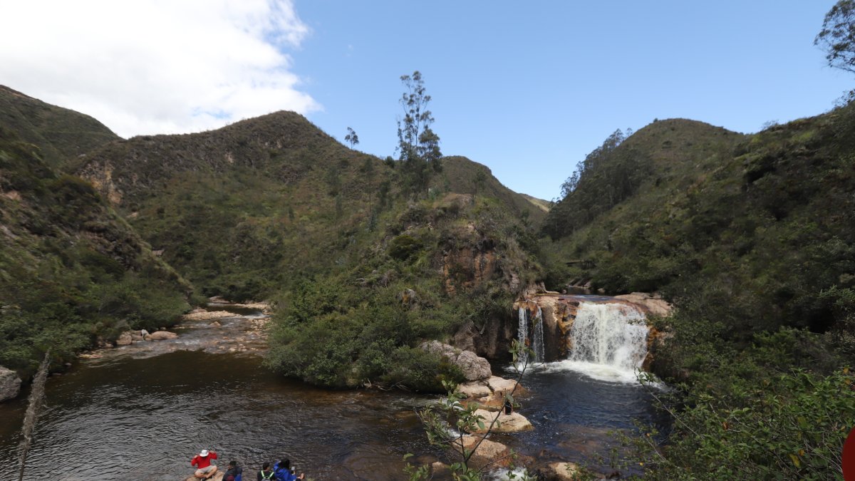 Paisaje. Un grupo de turistas disfrutan de la cascada El Rodeo, que queda en el cantón Oña, provincia Azuay.