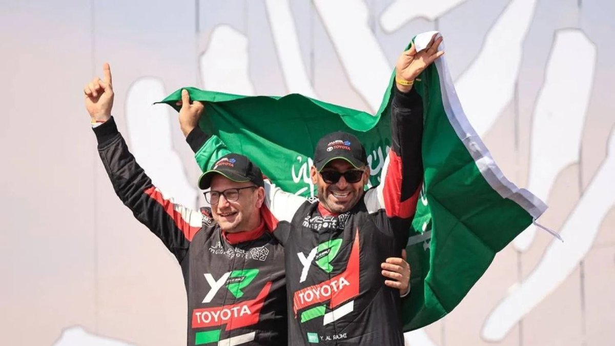 Yazeed Al-Rajhi (d) buscará en su Toyota Hilux revalidar el título de 2025.
