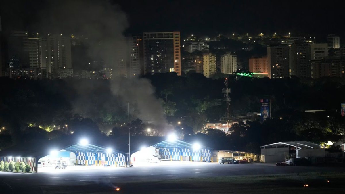 Humo en el aeropuerto de La Carlota tras las explosiones y el vuelo a baja altura de aviones en Caracas, Venezuela, el 3 de enero de 2026.