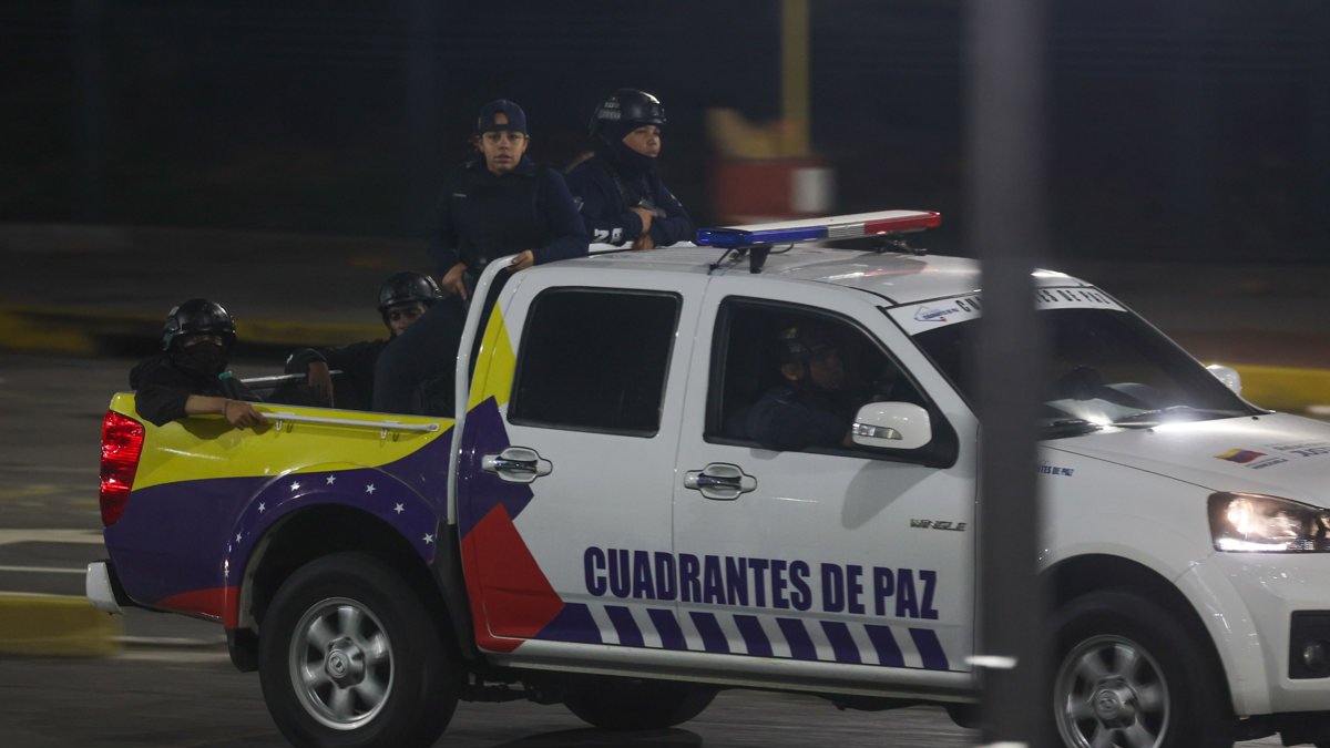 Militares por las calles de Caracas tras varias detonaciones y explosiones en la madrugada de este sábado.