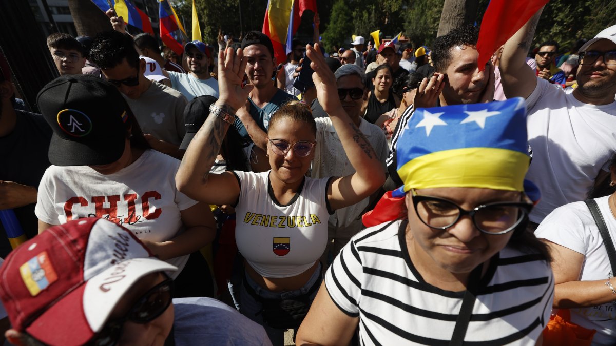 Ciudadanos venezolanos celebran durante una manifestación este sábado 3 de enero de 2026, en Santiago (Chile).