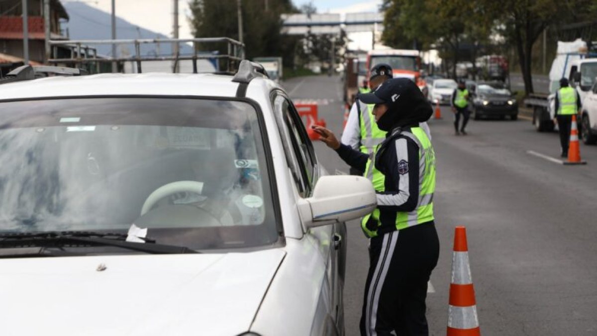 En Quito, agentes de la AMT realizan diversos controles en distintos puntos de la ciudad.