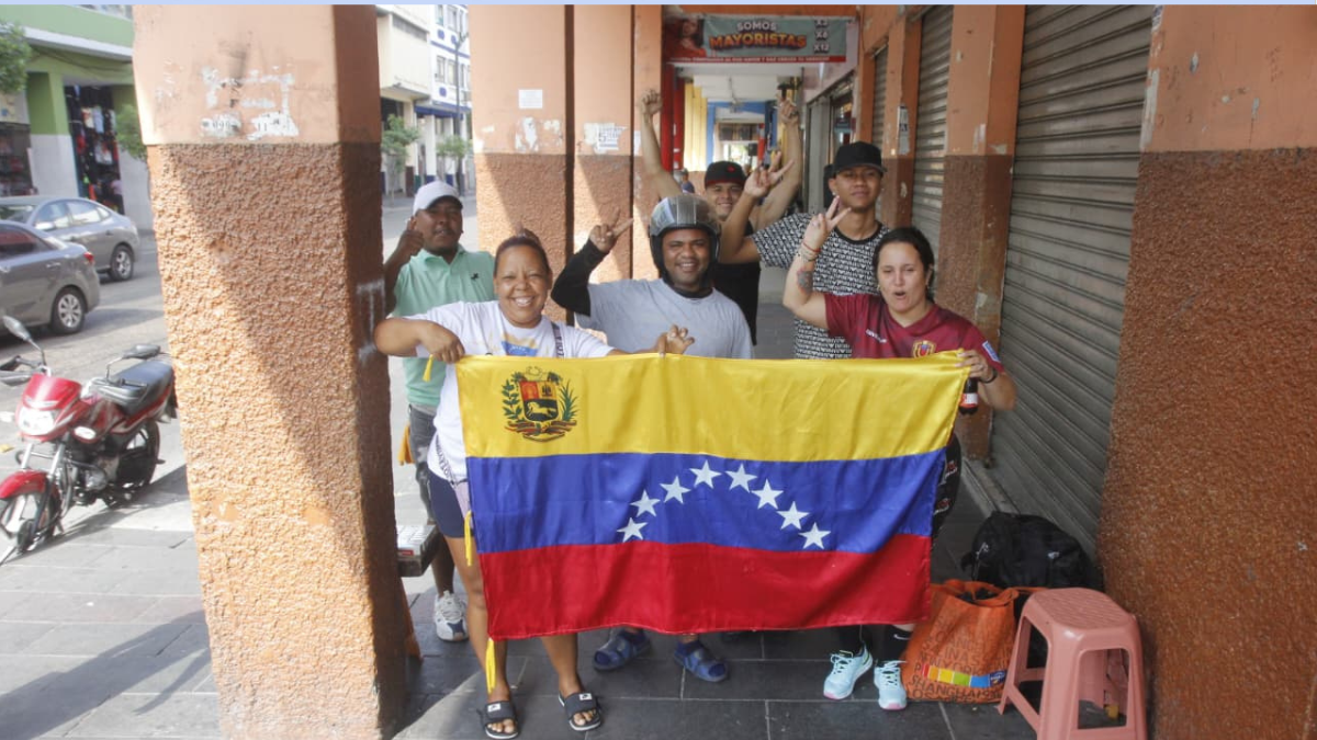 Ciudadanos venezolanos ven más cerca el regreso a su país tras la caída de Nicolás Maduro.