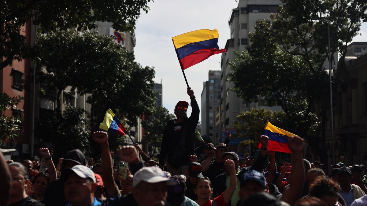 Simpatizantes del oficialismo participan en una manifestación en inmediaciones del Palacio de Miraflores este sábado, en Caracas (Venezuela).