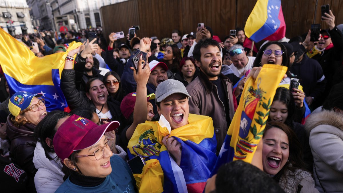 Los venezolanos celebran lo ocurrido este sábado 3 de enero.