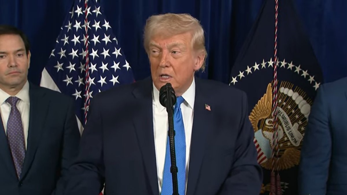 El presidente Donald Trump habla al mundo desde Mar-A-Lago.