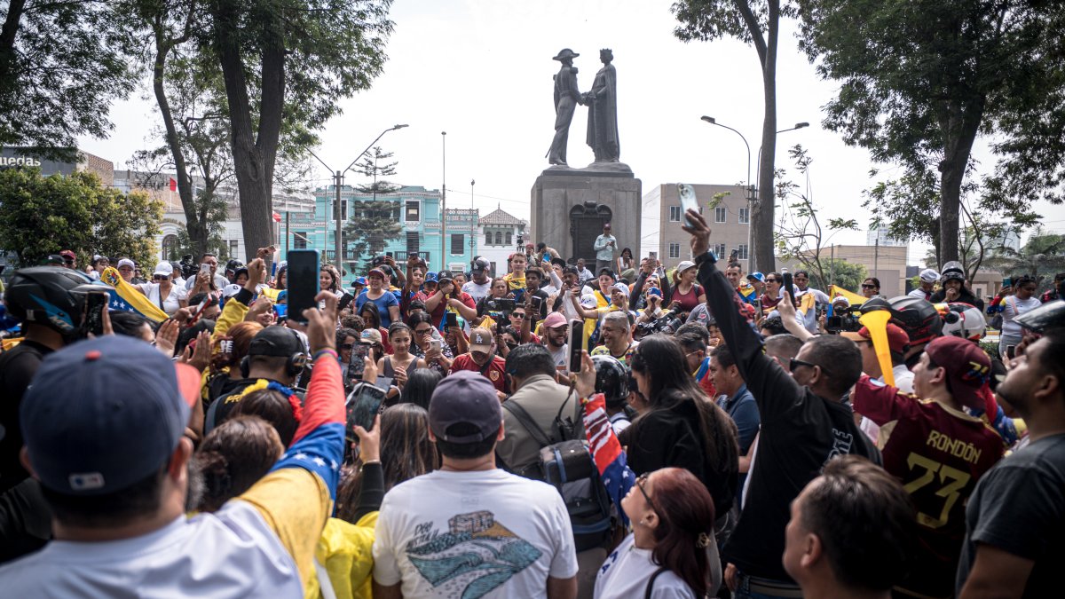 Ciudadanos venezolanos celebran durante una manifestación este sábado, en Lima (Perú).