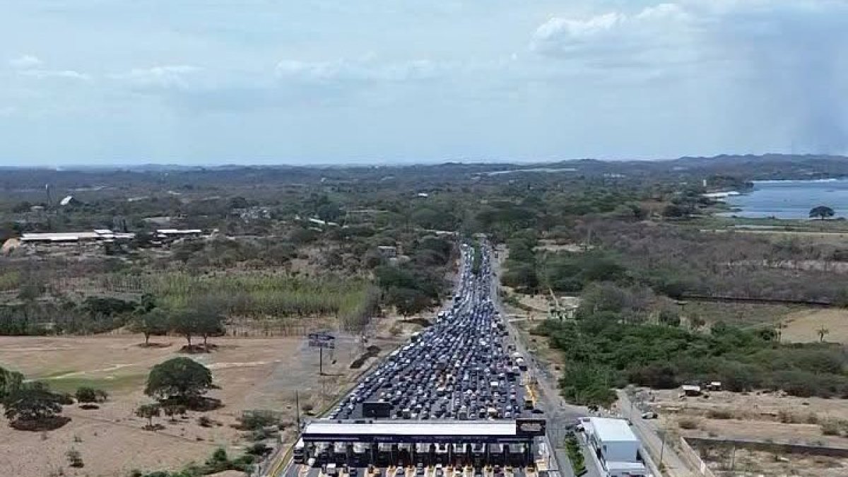 Feriado ha provocado congestionamientos en el peaje Chongón, vía a la costa.