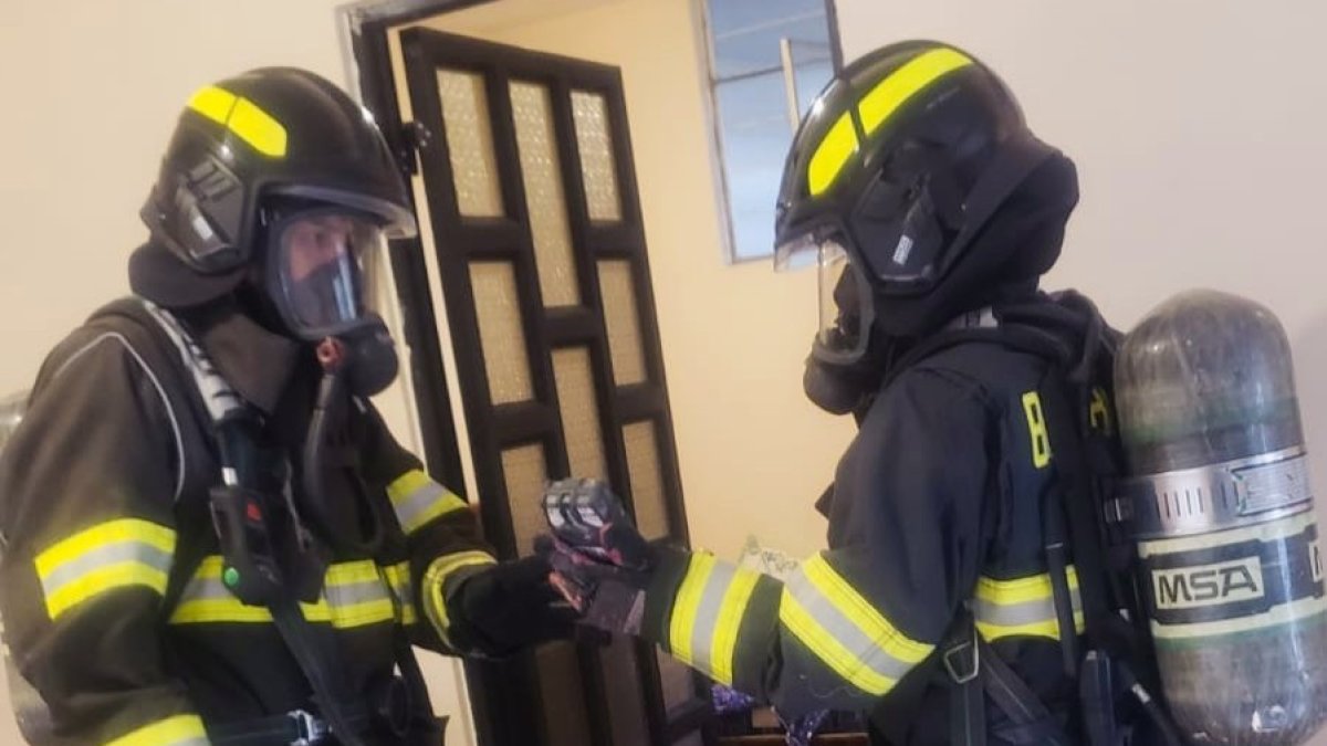 Bomberos atendieron una emergencia por intoxicación con monóxido de carbono en Calderón, norte de Quito.