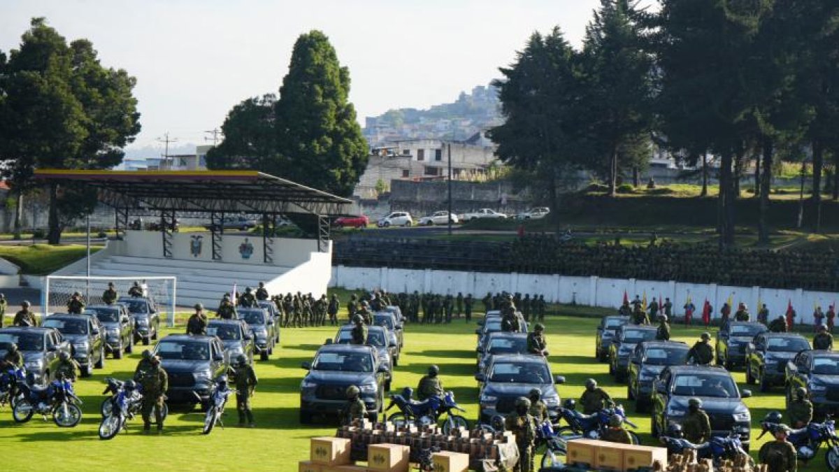 El Gobierno entregó 54 camionetas y 24 motocicletas; drones para labores de vigilancia y más.