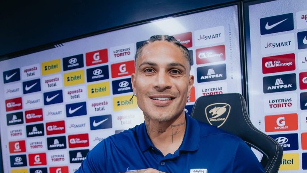 El jugador peruano Paolo Guerrero, tras firmar su renovación con Alianza.