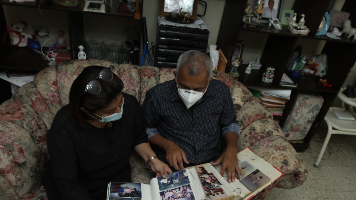 Nostalgia. Los padres de Lisbeth recuerdan momentos con su hija, mientras revisan un álbum de fotos. La tristeza y melancolía los embargan por lo ocurrido.