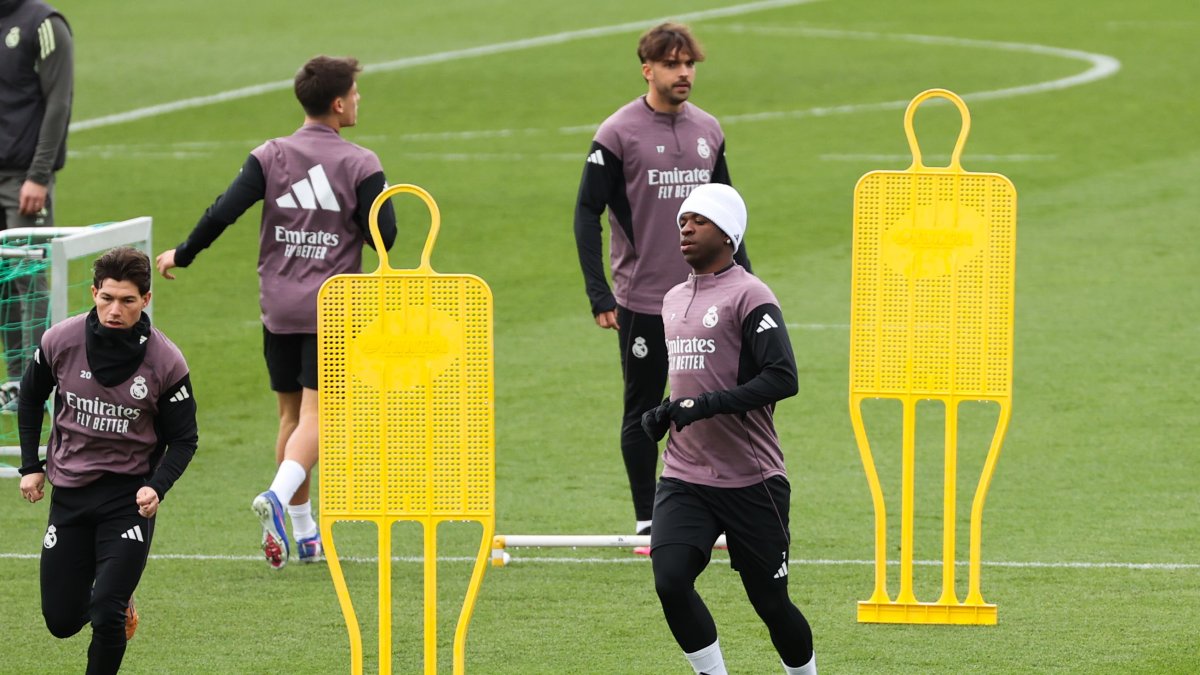 El delantero del Real Madrid, Vinicius (d) y el defensa Fran García (i) durante el entrenamiento de esta mañana en la Ciudad Deportiva de Valdebebas.