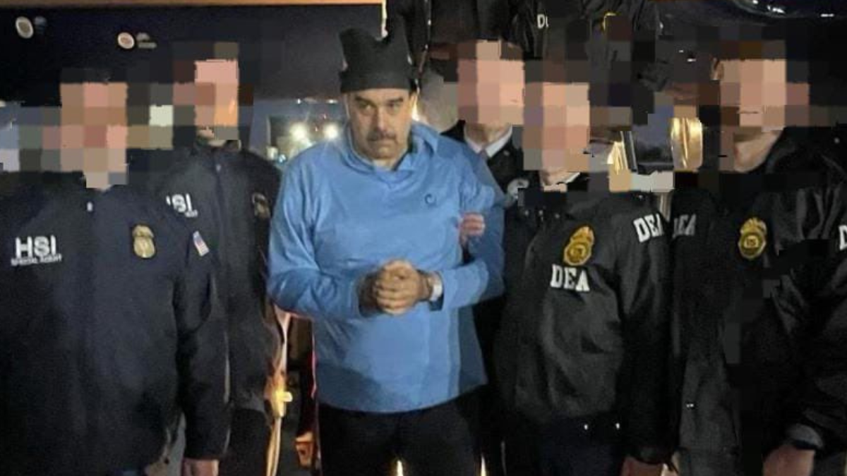 Nicolás Maduro es escoltado por agentes federales tras su llegada a Nueva York.