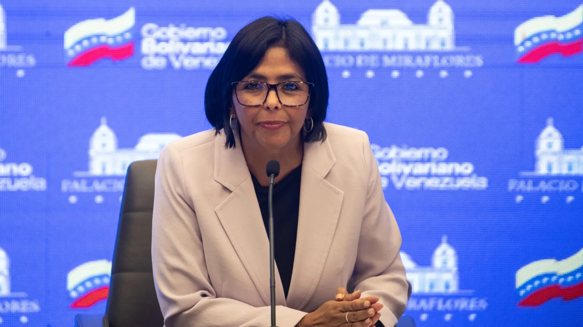 TSJ pide a Rodríguez que asuma la presidencia por 90 días, con opción a otros noventa.