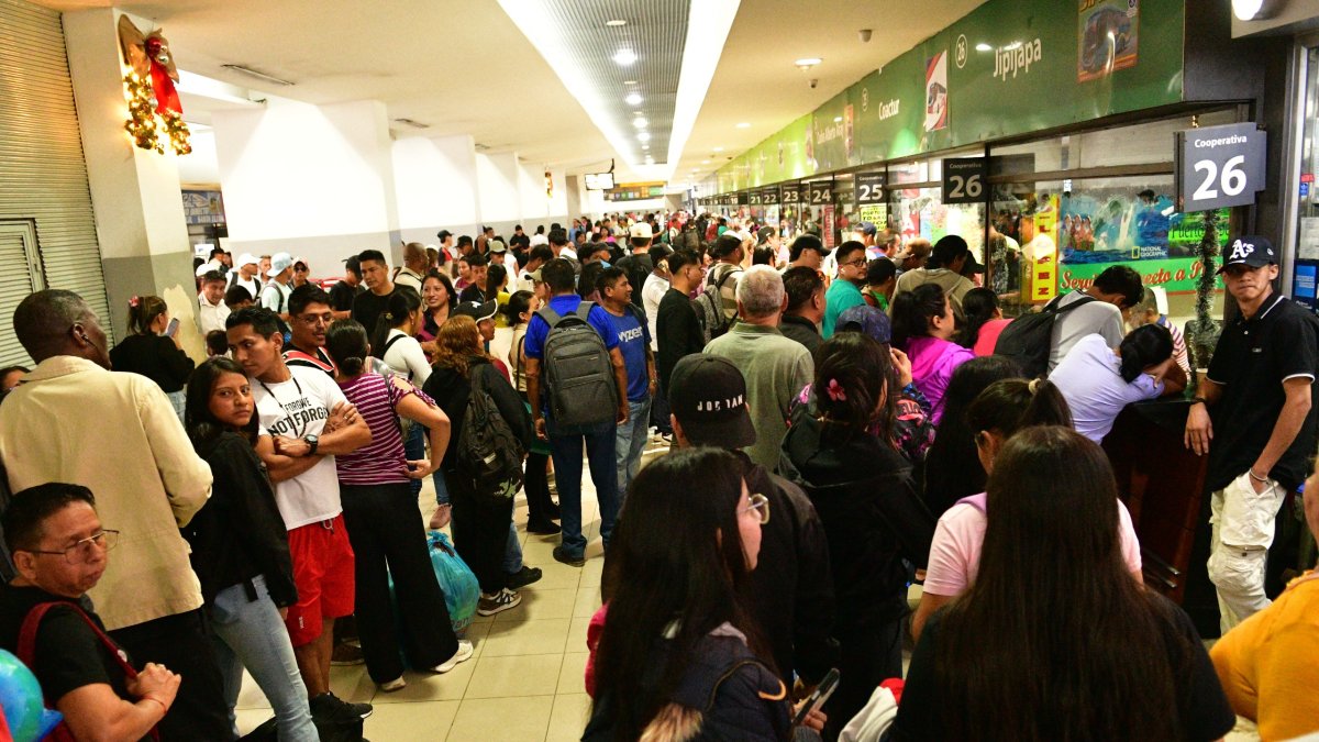 La terminal terrestre lució con muchos visitantes durante el feriado.